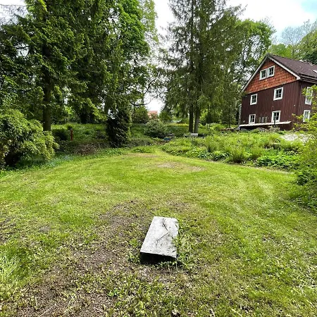 Liebevoll Eingerichtetes Mit Grossem Garten *