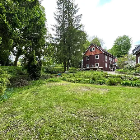 Liebevoll Eingerichtetes Mit Grossem Garten *