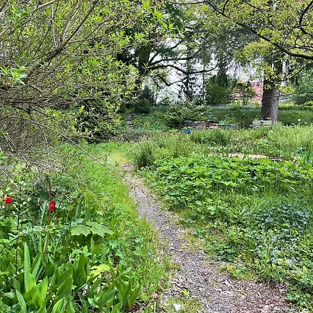 Liebevoll Eingerichtetes Mit Grossem Garten *